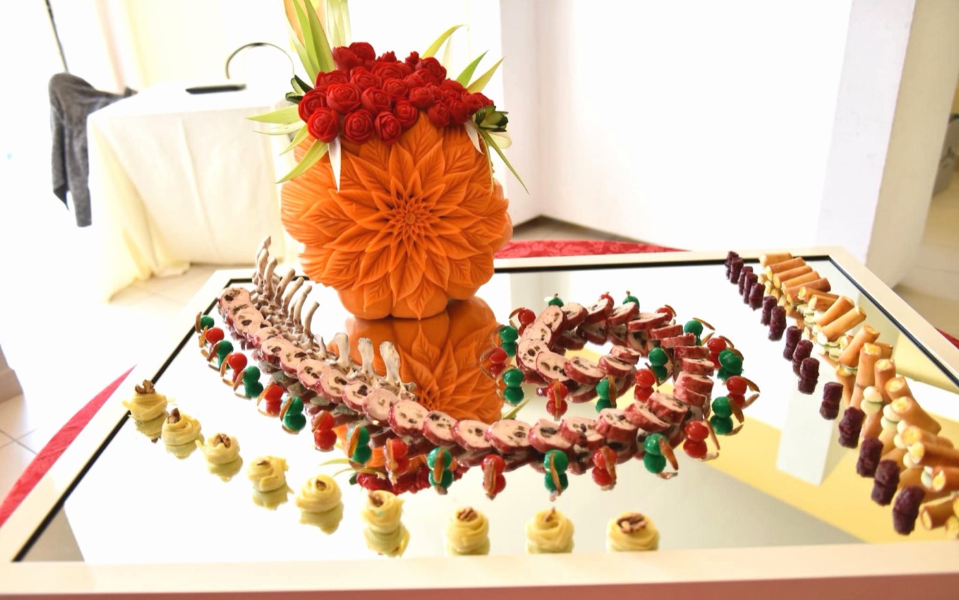 Buffet classico della Grande Esposizione: intaglio di zucca con rose, galantine e finger food allestiti su specchio