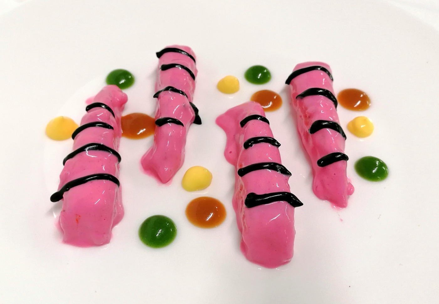 Piatto d’autore della Grande Esposizione: paupiette rosa rigate al nero di seppia con gocce di salsa