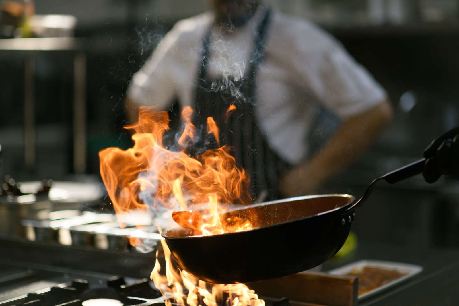 Flambé in padella durante uno show cooking