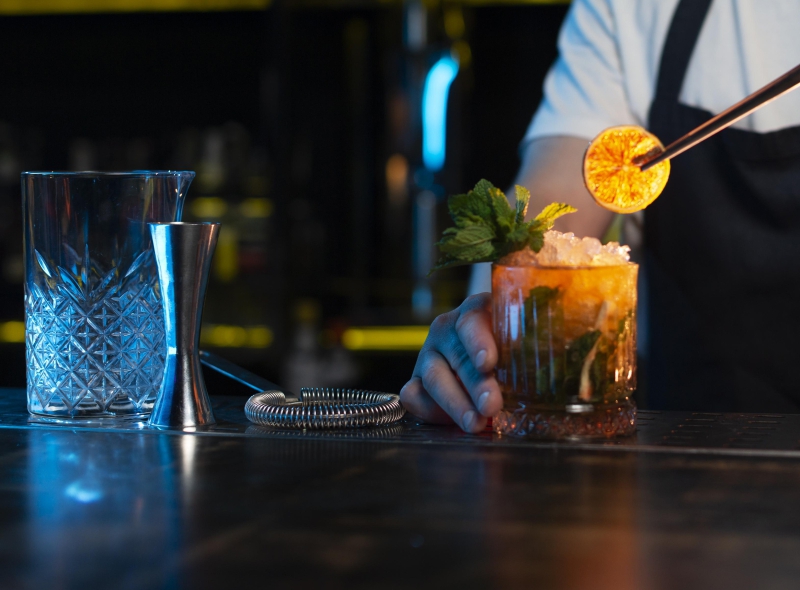Barman al banco durante laperitivo