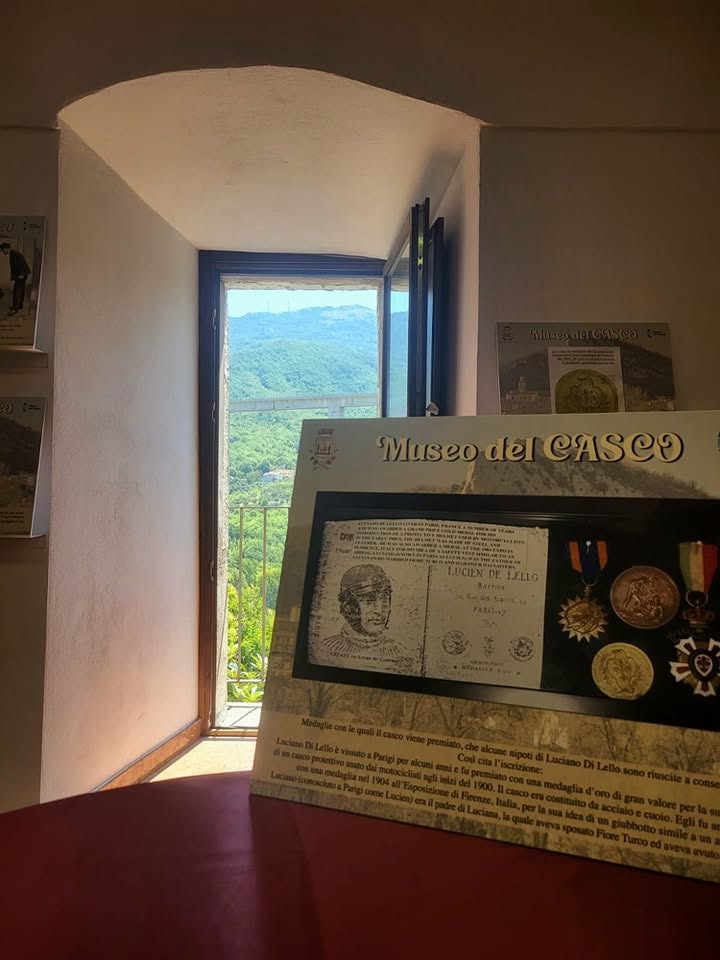 Una sala del Museo del Casco con il pannello dedicato a Luciano Di Lello, le sue medaglie e la finestra sulla valle