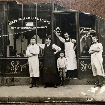 Foto d'epoca: Luciano Di Lello e i suoi lavoranti davanti alla vetrina del laboratorio a Parigi, con l'insegna del Grand Prix e della medaglia d'oro all'Esposizione internazionale di Firenze