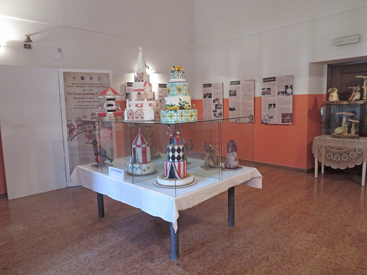 Una sala del Museo dei Cuochi con torte decorate e documenti dei cuochi villesi
