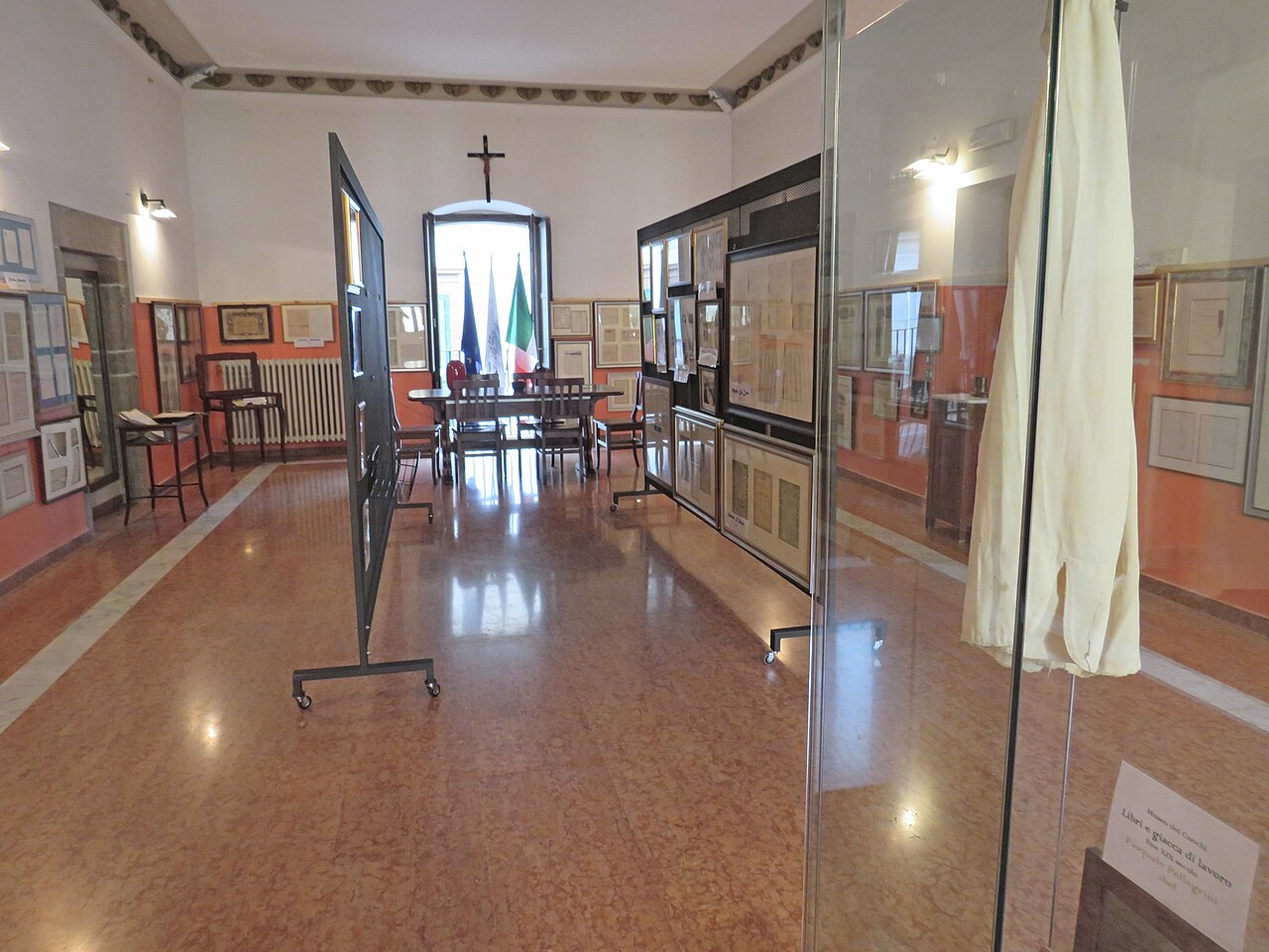 Vetrine con attestati e fotografie storiche nel Museo dei Cuochi