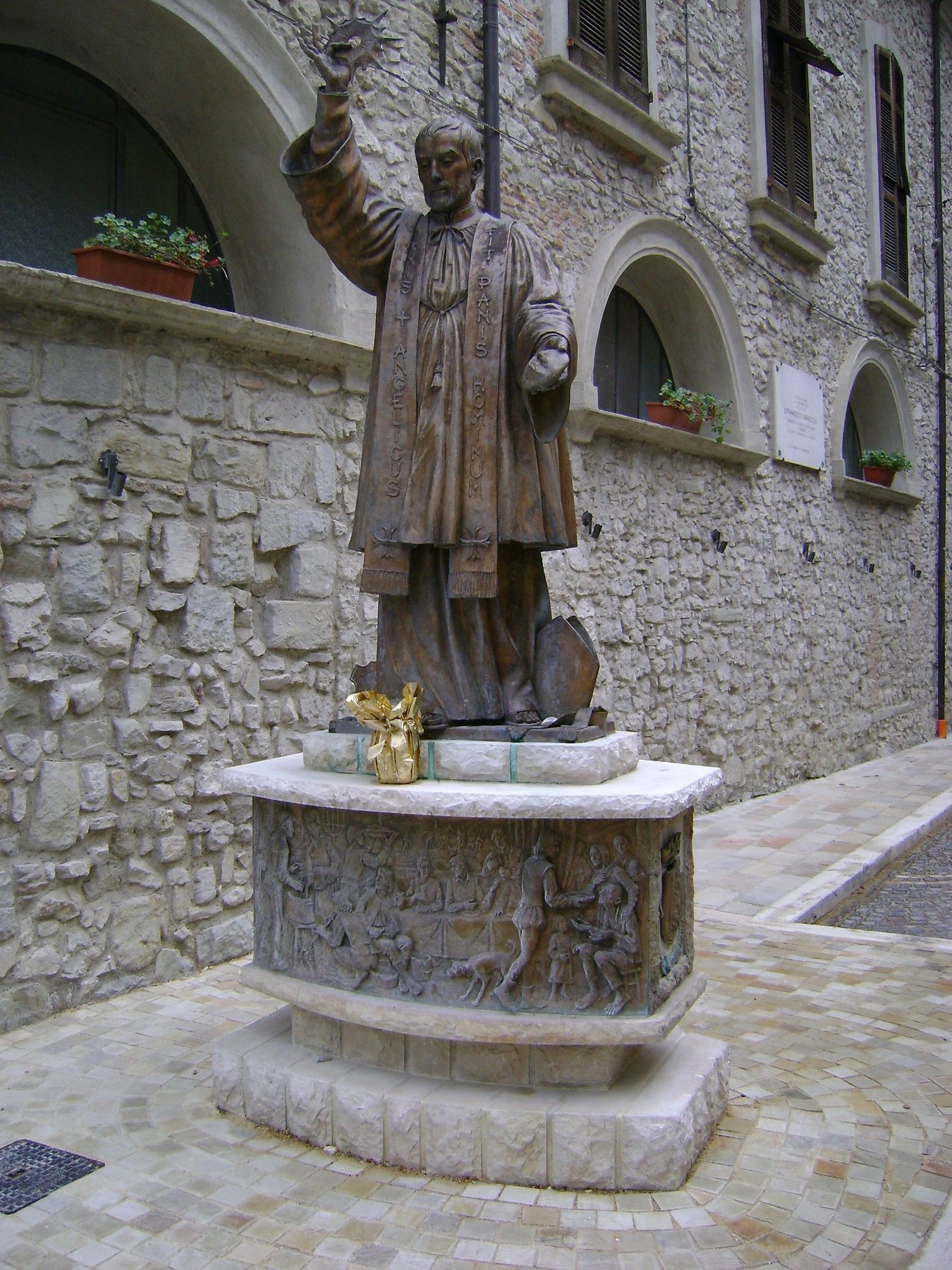 La statua in bronzo di San Francesco Caracciolo, opera di Alfredo Vismara, davanti a Palazzo Caracciolo