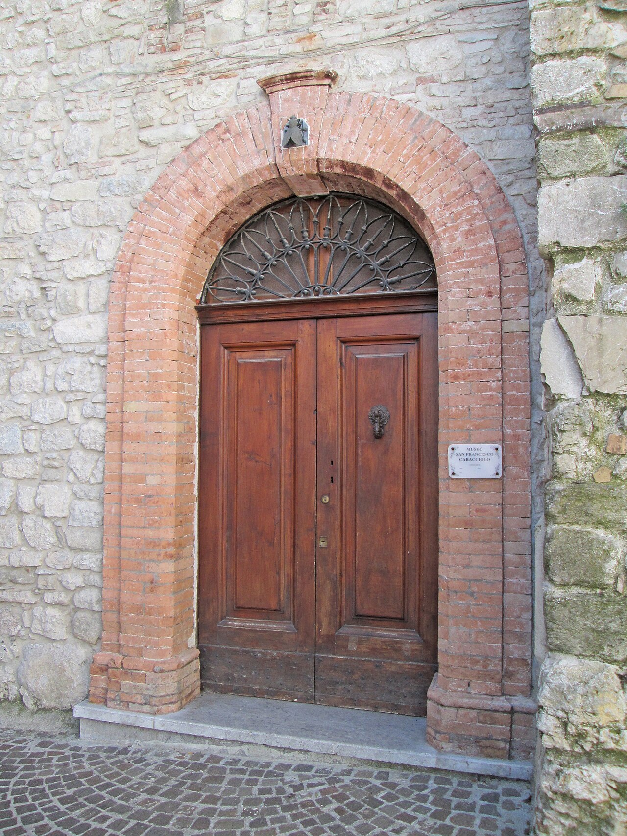 Il portale di Palazzo Mosca, prima sede del Museo di San Francesco Caracciolo, a Villa Santa Maria