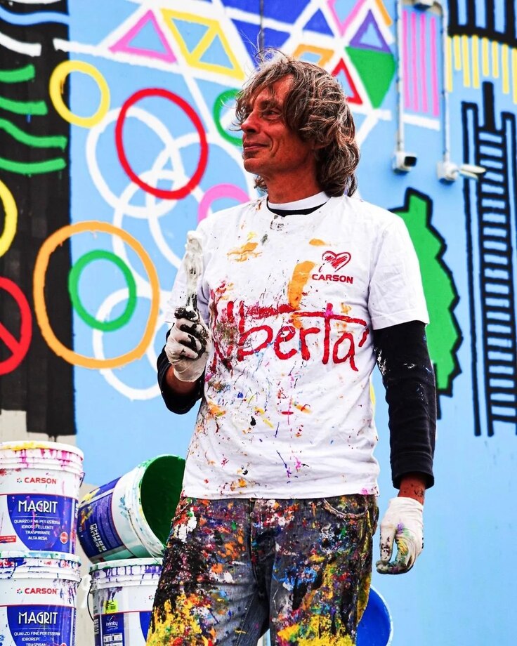 Alessandro Ciambrone davanti a un suo murale
