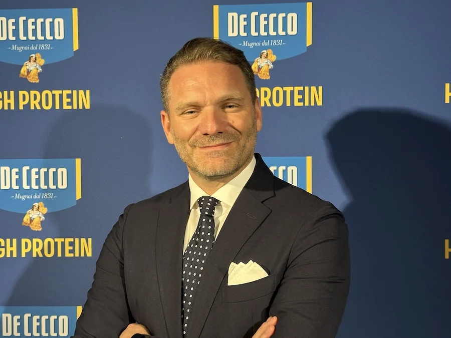 Carlo Aquilano davanti al fondale De Cecco