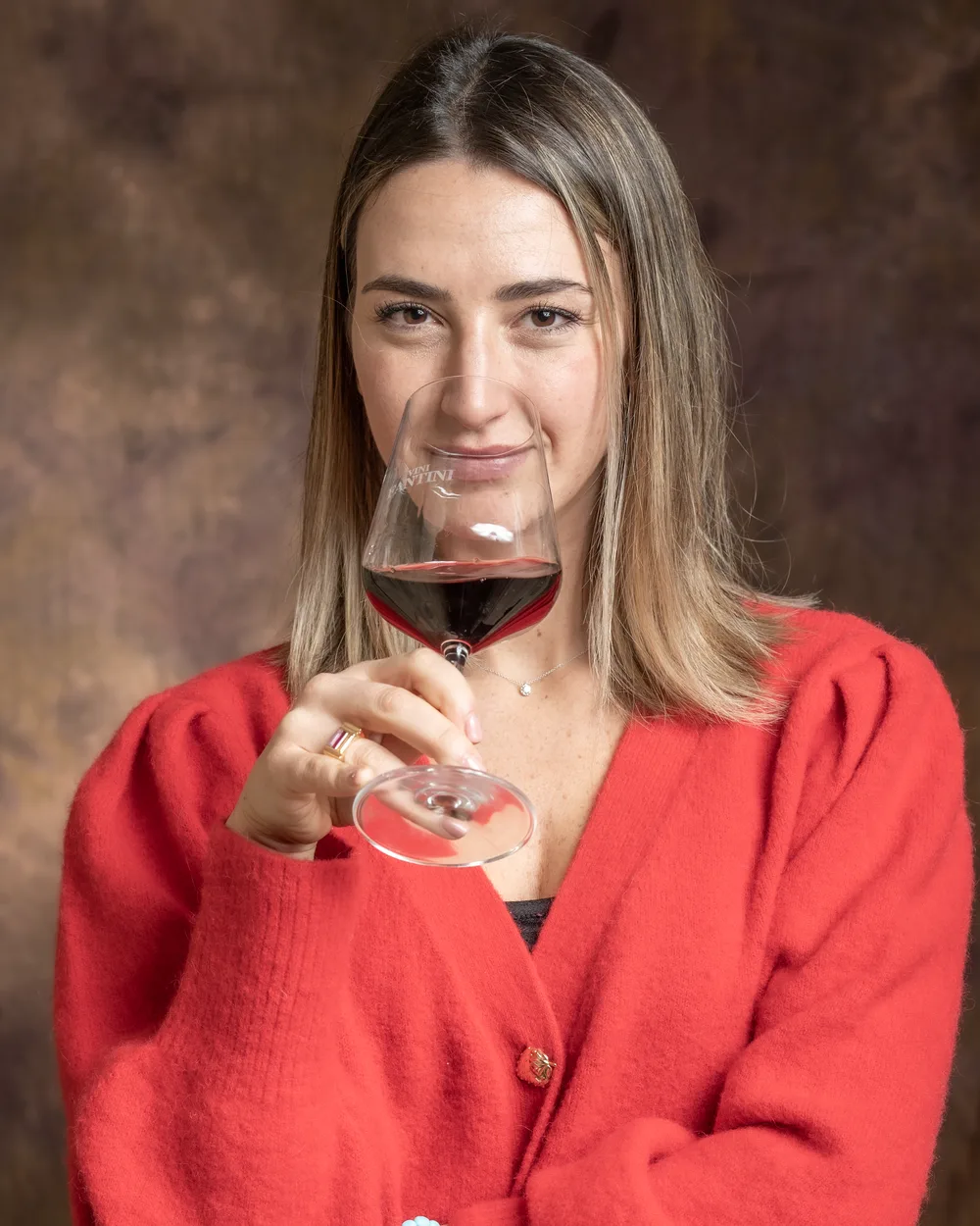 Giulia Sciotti con un calice di vino rosso