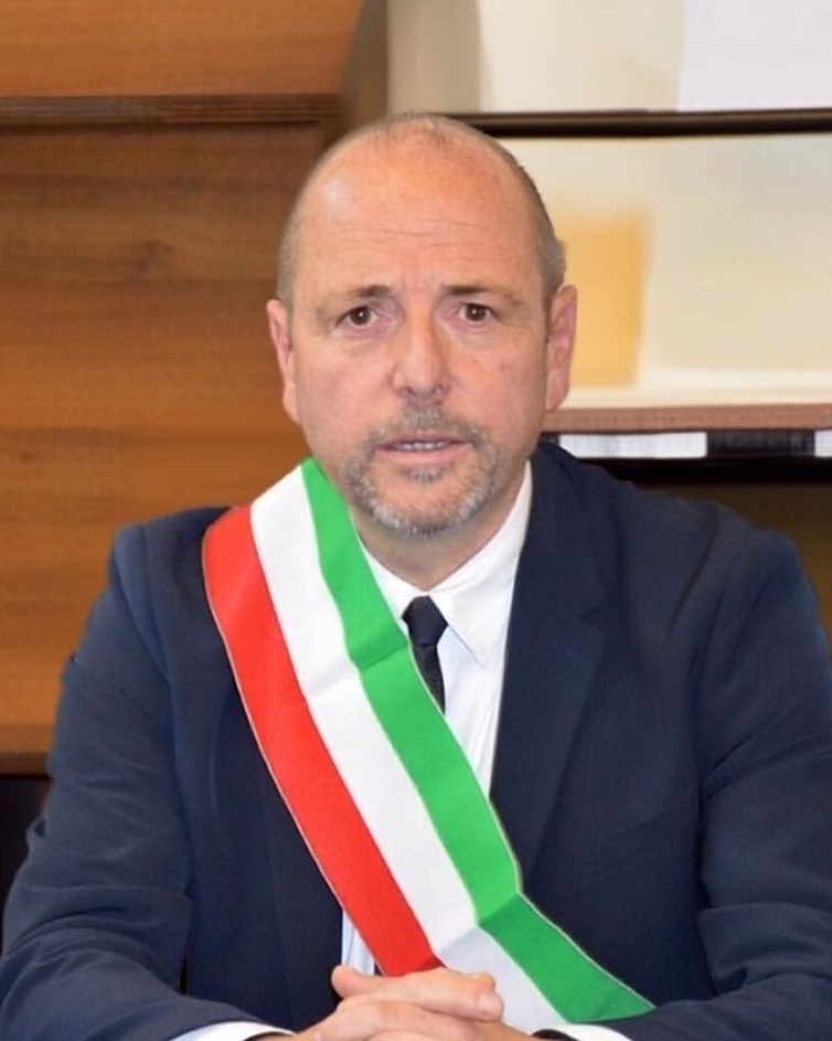 Giuseppe Finamore, sindaco di Villa Santa Maria, con la fascia tricolore