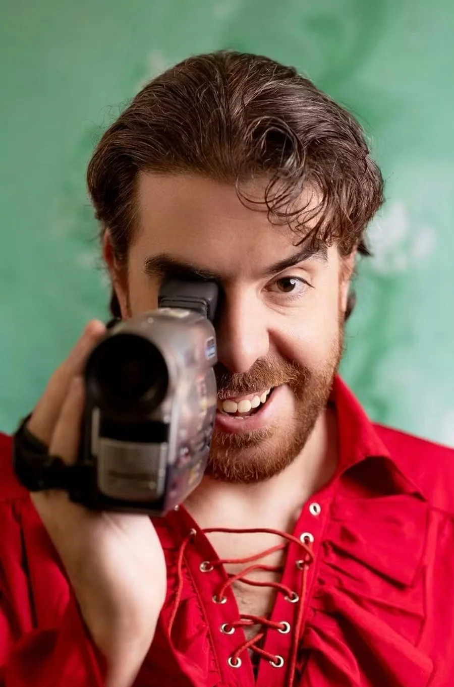 Shany Martin con una videocamera in mano