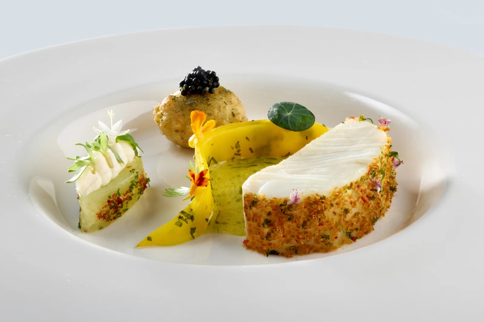 Trancio di ricciola in crosta di erbe con crocchetta al caviale e salsa verde