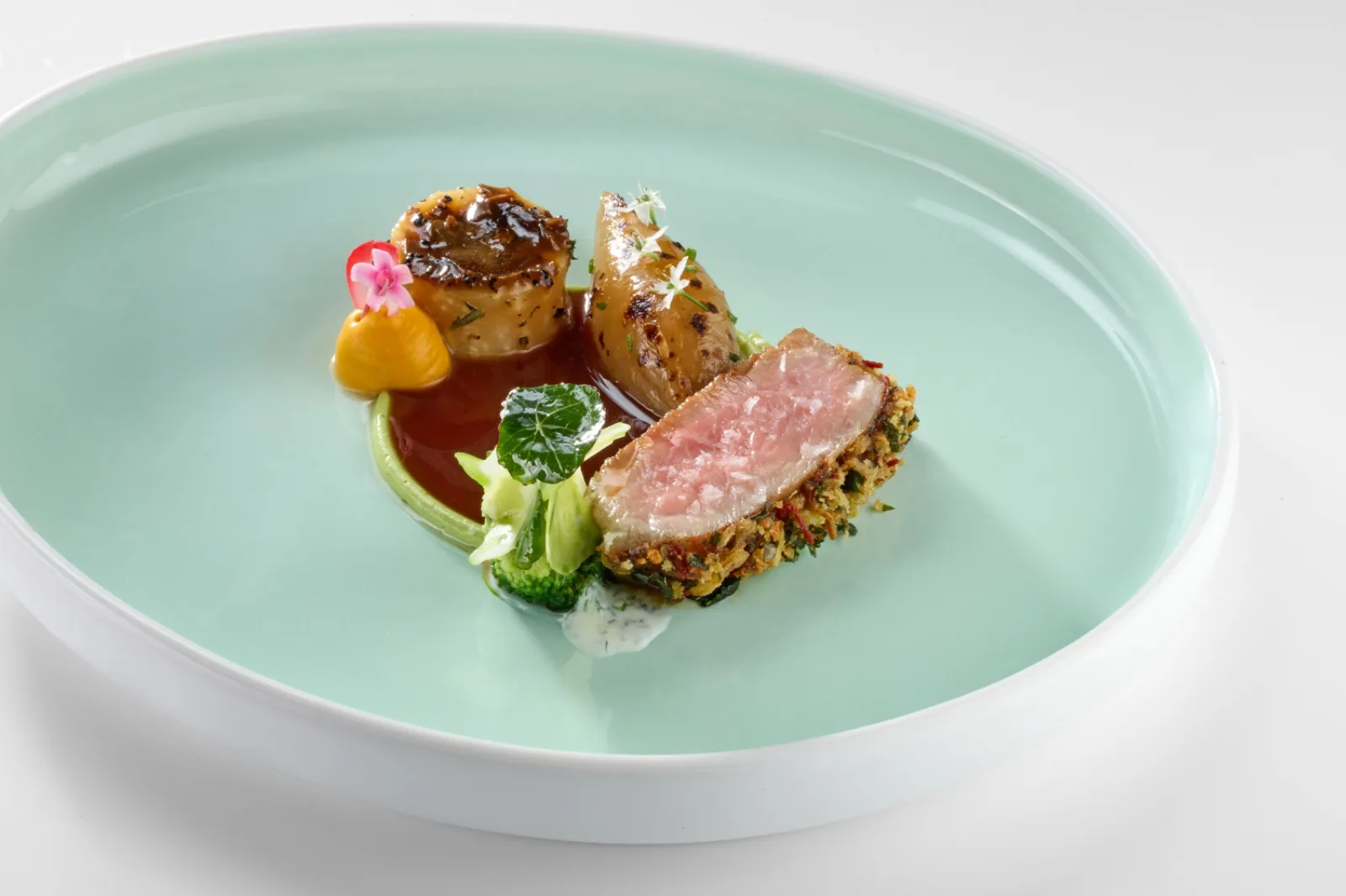 Vitello rosato in crosta di erbe con cipolla glassata, fondo bruno e broccolo